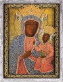 Obraz religijny Matka Boża Częstochowska w sukni perłowej w ramie z ornamentem w ramie szarej z przetarciami