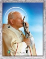 Obraz religijny Święty Jan Paweł II całujący pastorał w ramie szarej z przetarciami