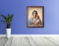 Obraz na płótnie Matka Boża z Dzieciątkiem Jezus - rama drewniana ze złotym paskiem